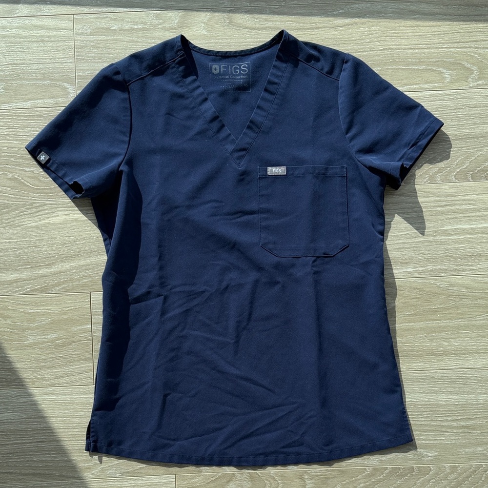 Figs Women’s Short Sleeve V-Neck Scrub Top in Navy